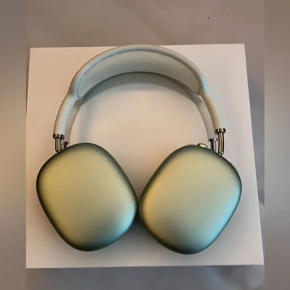 Used (Like New) Apple AirPod Max - Picture 4 of 10